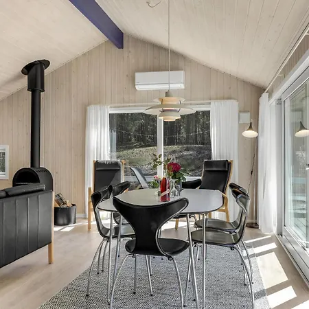 Gorgeous Home In Nexo With Wifi Нексё